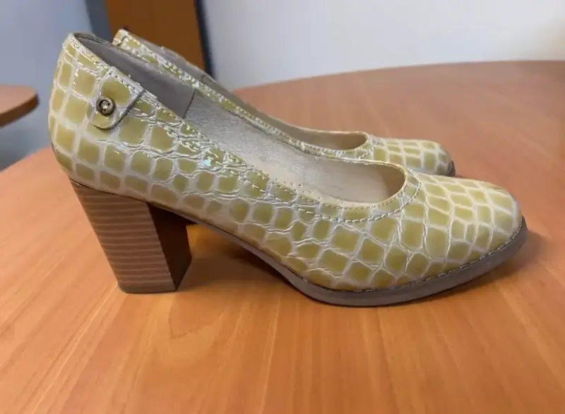 Zapatos de tacón alto con diseño de cocodrilo - 1