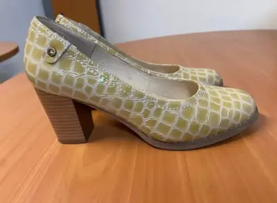 Zapatos de tacón alto con diseño de cocodrilo - miniatura 1