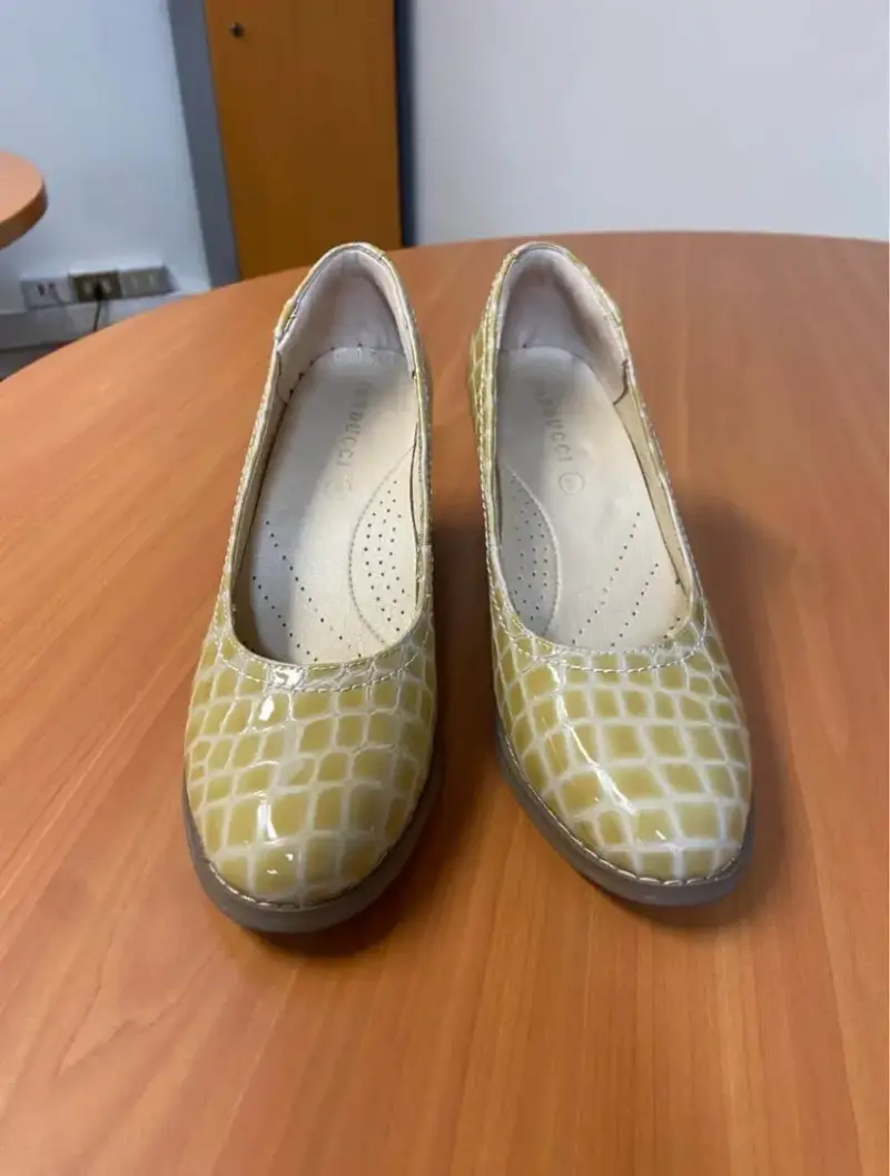 Zapatos de tacón alto con diseño de cocodrilo - 2