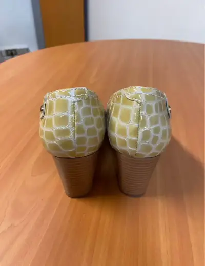 Zapatos de tacón alto con diseño de cocodrilo - miniatura 3