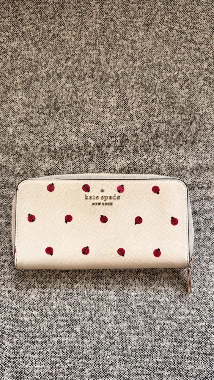 Billetera Kate Spade con diseño de mariquitas - 1