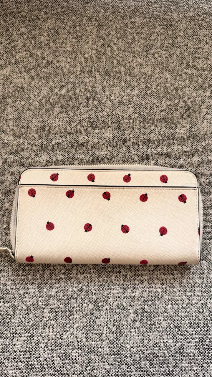 Billetera Kate Spade con diseño de mariquitas - 3