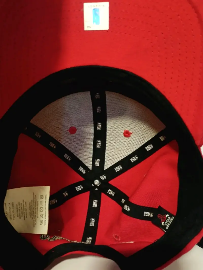 Gorra roja con logo de toro bordado - 2