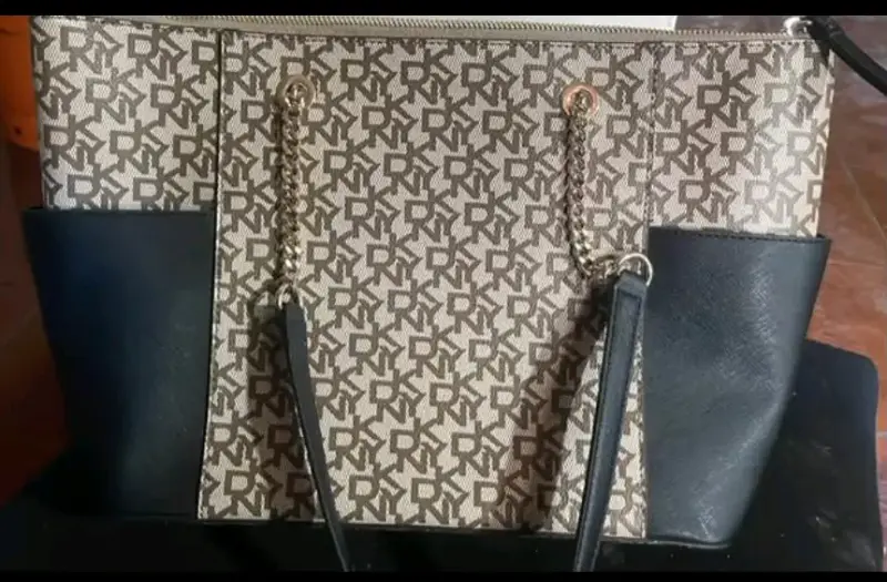 Bolso tote DKNY con diseño monograma + bolso mano - 1