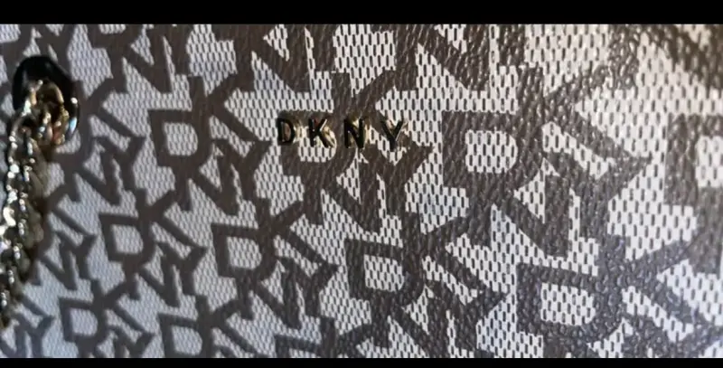 Bolso tote DKNY con diseño monograma + bolso mano - 2