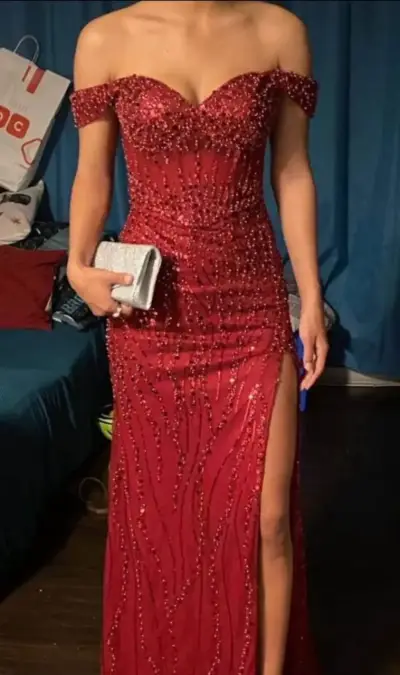 Vestido de noche rojo con lentejuelas - miniatura 1