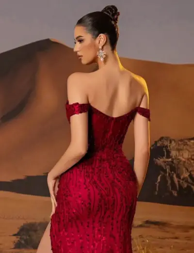 Vestido de noche rojo con lentejuelas - miniatura 3