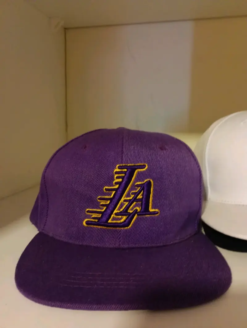 Gorra morada con logo LA bordado