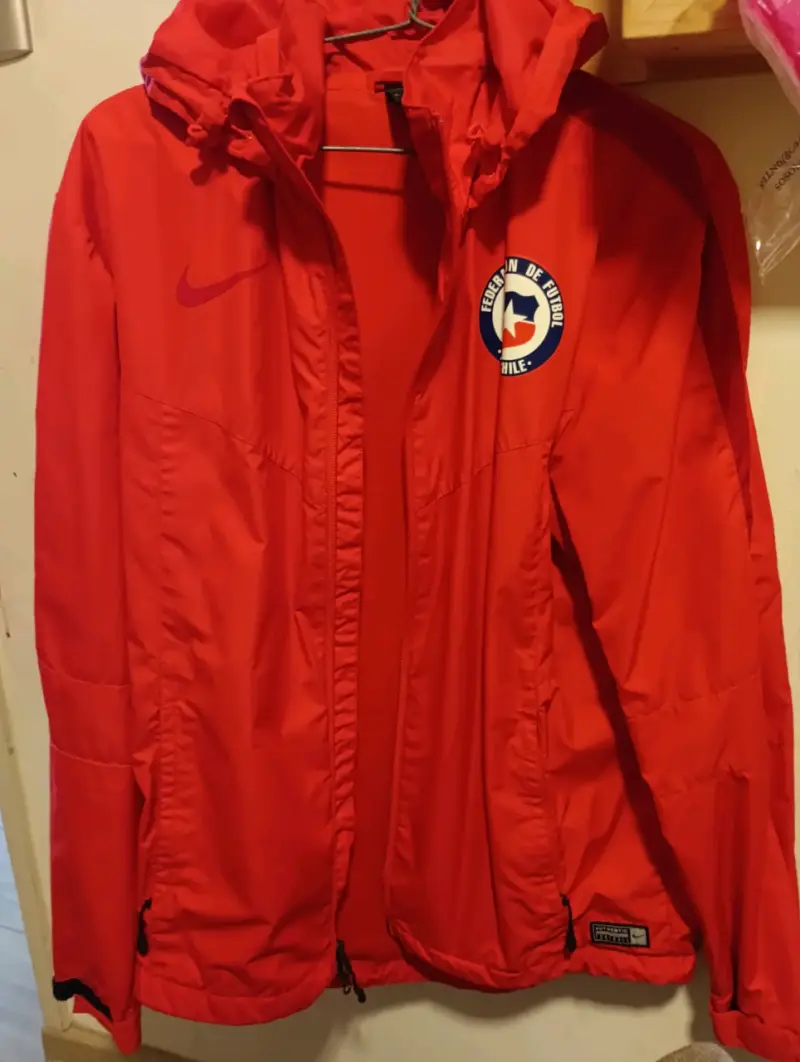 Chaqueta Roja Nike de Chile