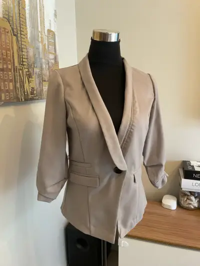 Blazer beige elegante para mujer - miniatura 1