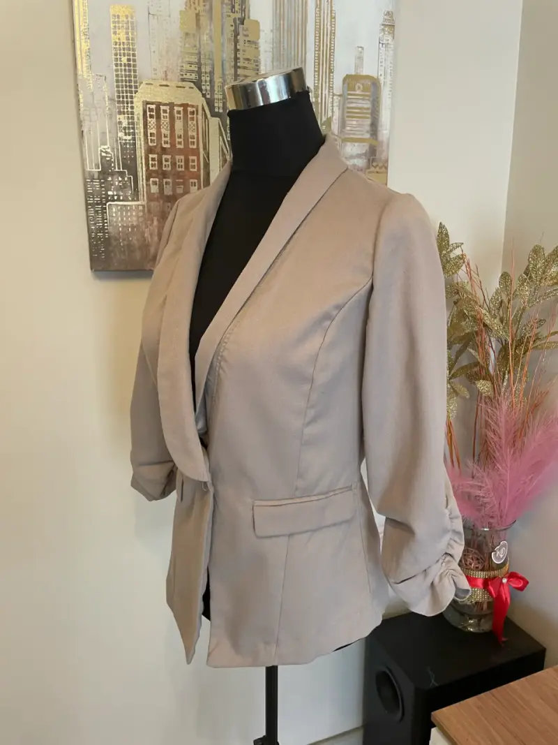 Blazer beige elegante para mujer - 2
