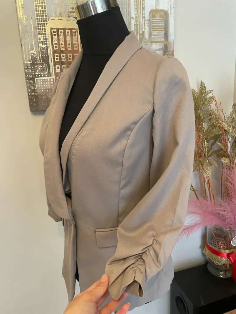 Blazer beige elegante para mujer - 3