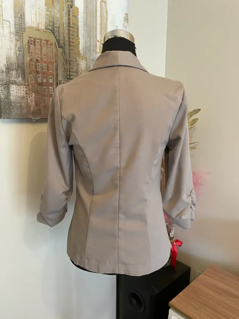 Blazer beige elegante para mujer - 4