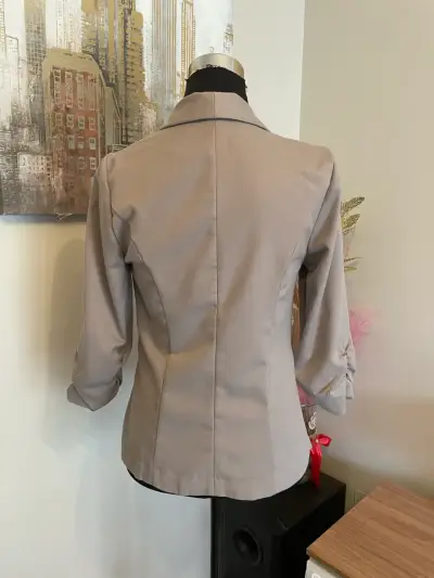 Blazer beige elegante para mujer - miniatura 4