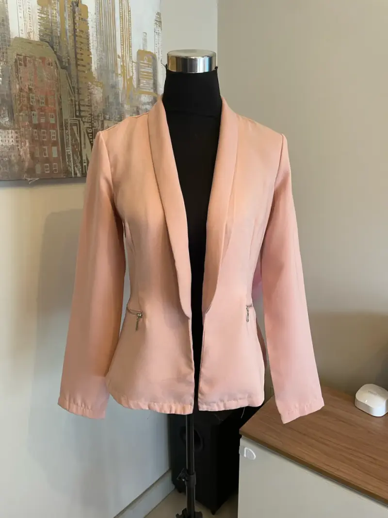 Blazer rosa claro para mujer con bolsillos - 1