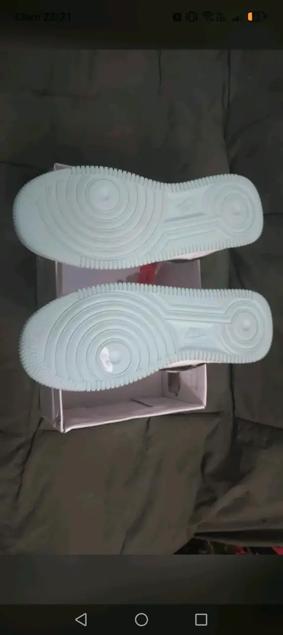 Zapatillas deportivas blancas con suela celeste - 2
