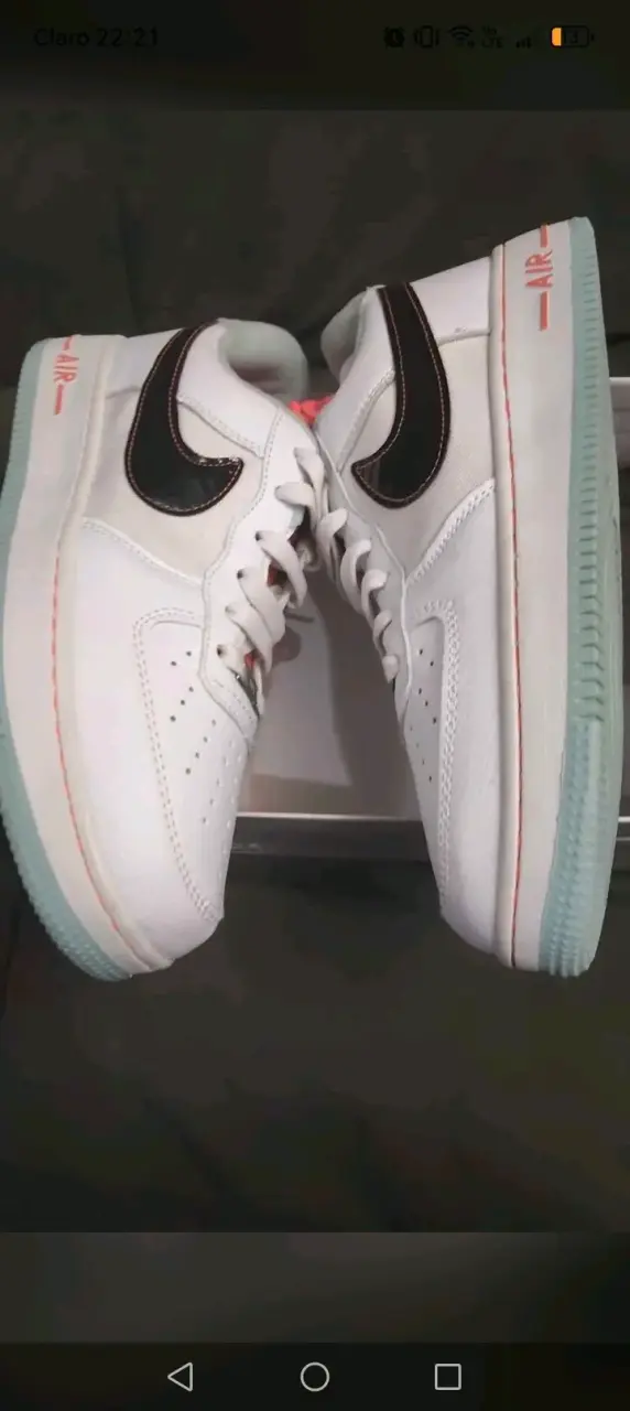 Zapatillas deportivas blancas con suela celeste - 3