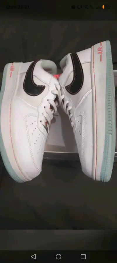 Zapatillas deportivas blancas con suela celeste - miniatura 3