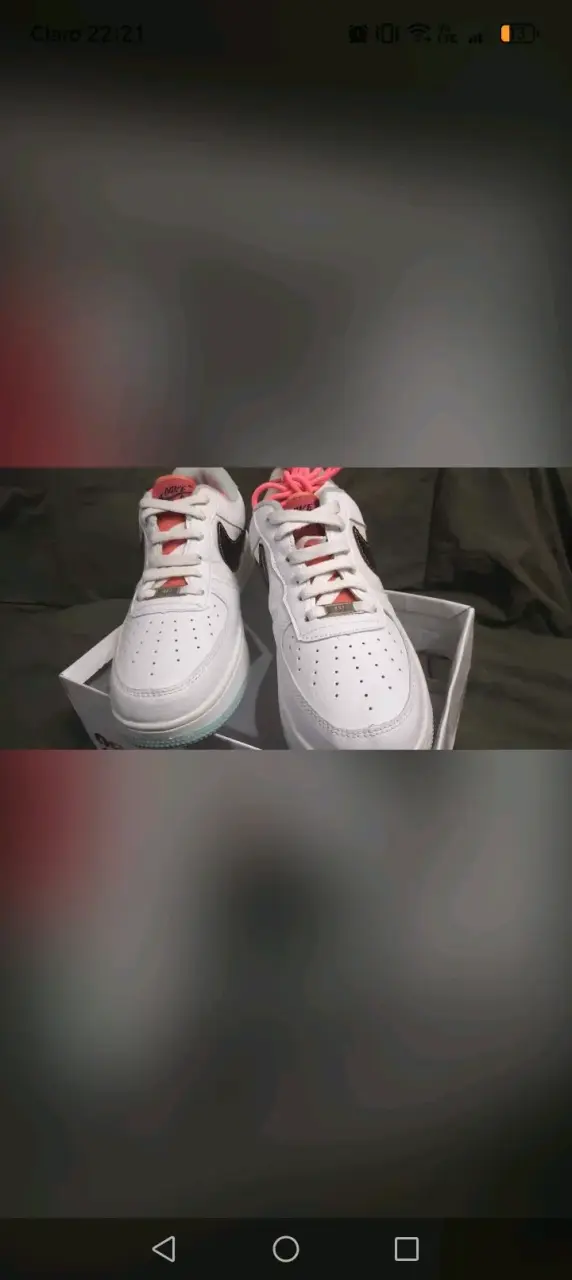 Zapatillas deportivas blancas con suela celeste - 4