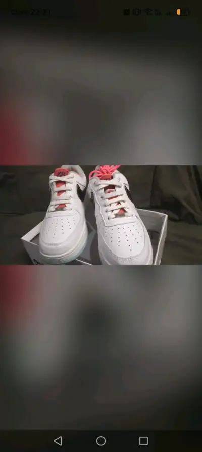 Zapatillas deportivas blancas con suela celeste - miniatura 4
