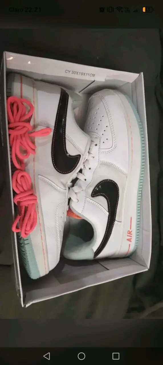 Zapatillas deportivas blancas con suela celeste - 6