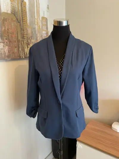 Blazer azul marino para mujer con diseño elegante - miniatura 1