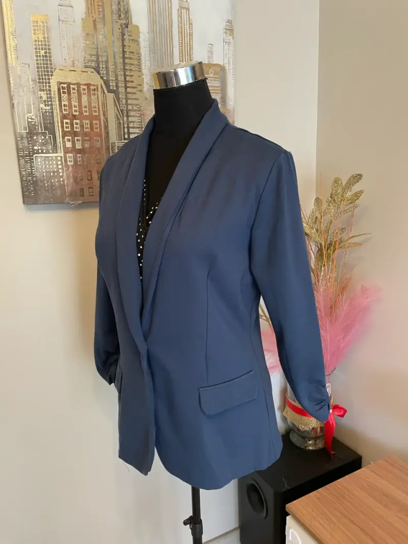Blazer azul marino para mujer con diseño elegante - 2
