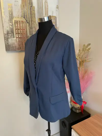 Blazer azul marino para mujer con diseño elegante - miniatura 2
