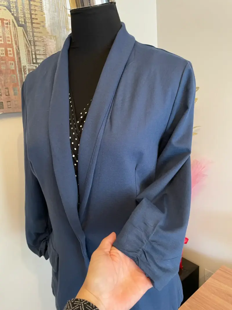 Blazer azul marino para mujer con diseño elegante - 3