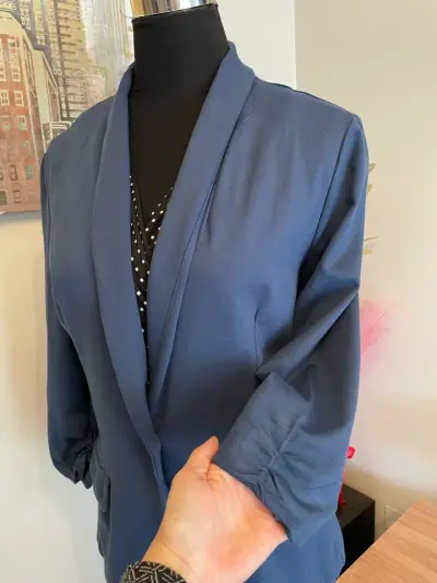 Blazer azul marino para mujer con diseño elegante - miniatura 3