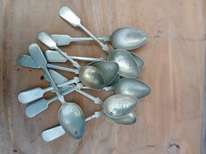 Juego de cucharas de metal antiguas