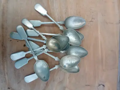 Juego de cucharas de metal antiguas - miniatura 1