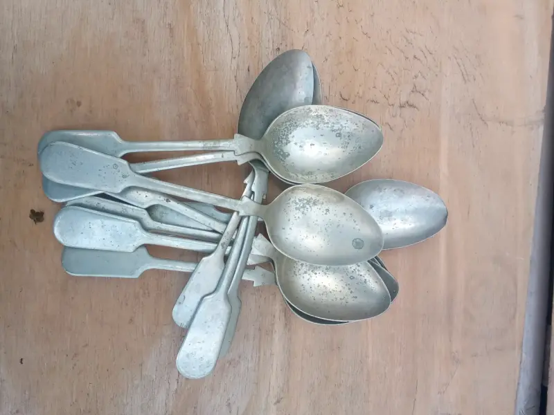 Juego de cucharas de metal antiguas - 2