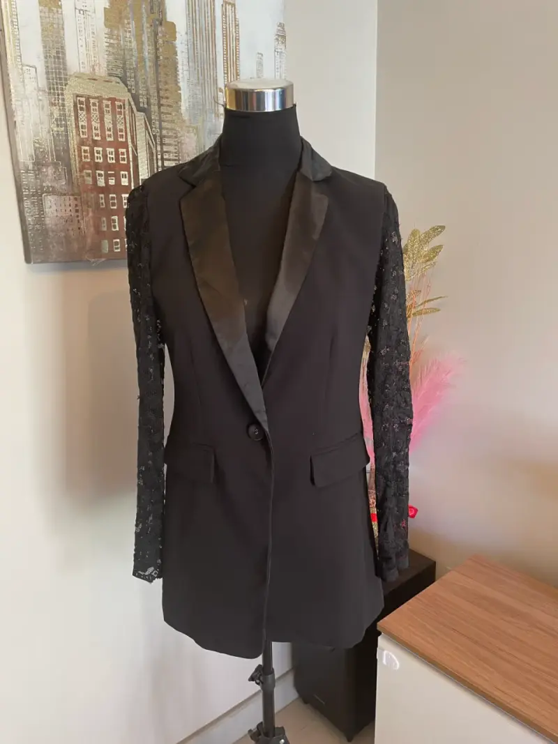 Blazer negro con mangas de encaje para mujer - 2