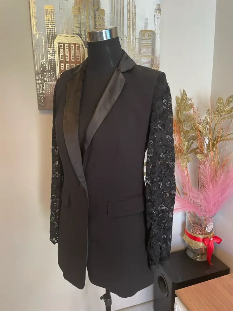 Blazer negro con mangas de encaje para mujer - 3
