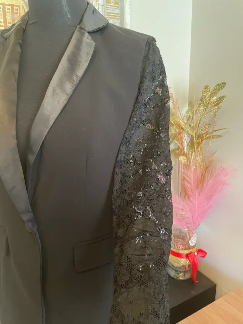 Blazer negro con mangas de encaje para mujer - 4
