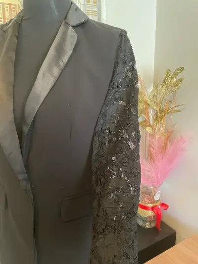 Blazer negro con mangas de encaje para mujer - miniatura 4