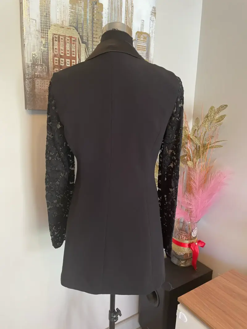 Blazer negro con mangas de encaje para mujer - 5
