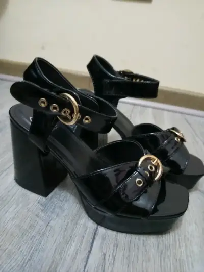 Sandalias de tacón alto negras con hebillas doradas - miniatura 1