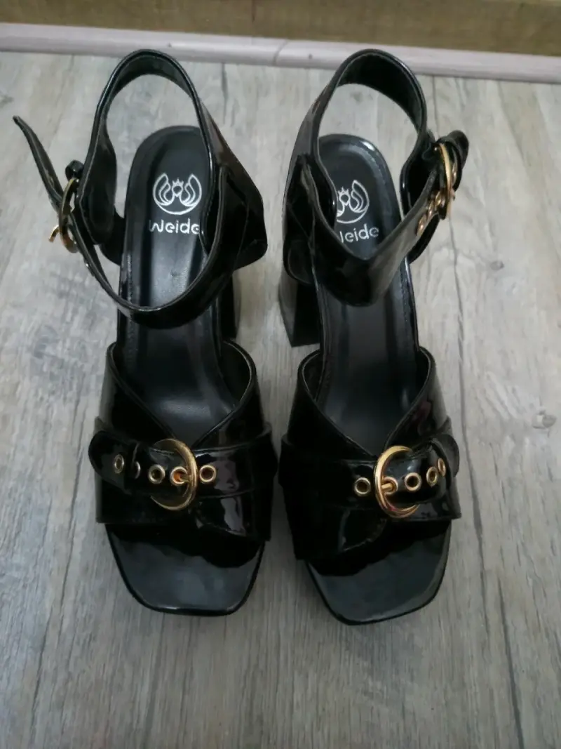 Sandalias de tacón alto negras con hebillas doradas - 2