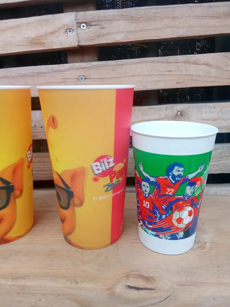 Vasos plásticos con diseños animados y deportivos - 2