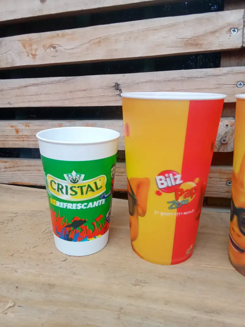 Vasos plásticos con diseños animados y deportivos - 3