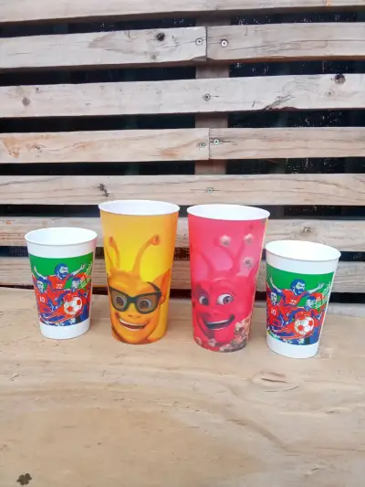 Vasos plásticos con diseños animados y deportivos - miniatura 4
