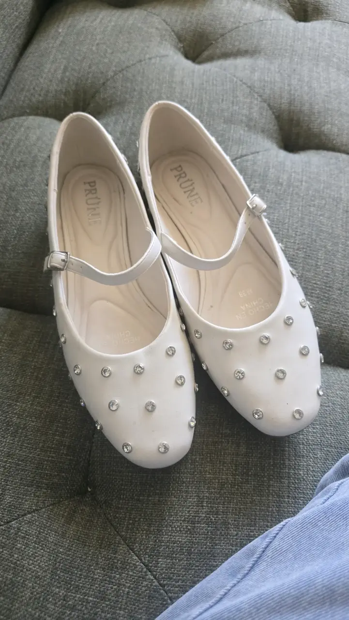 Zapatos blancos con hebilla y apliques Prüne