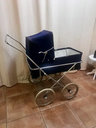 Coche de bebé vintage azul con estructura metálica - miniatura 2