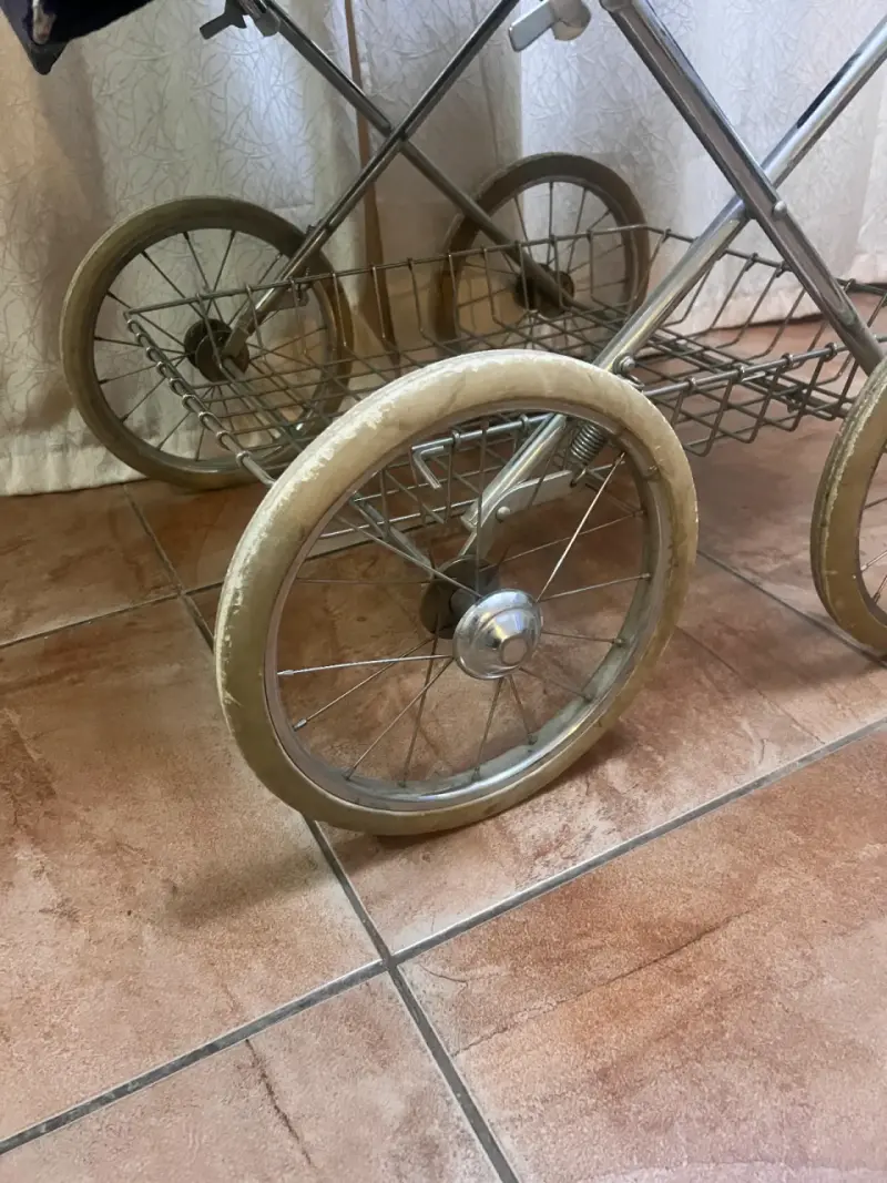 Coche de bebé vintage azul con estructura metálica - 3