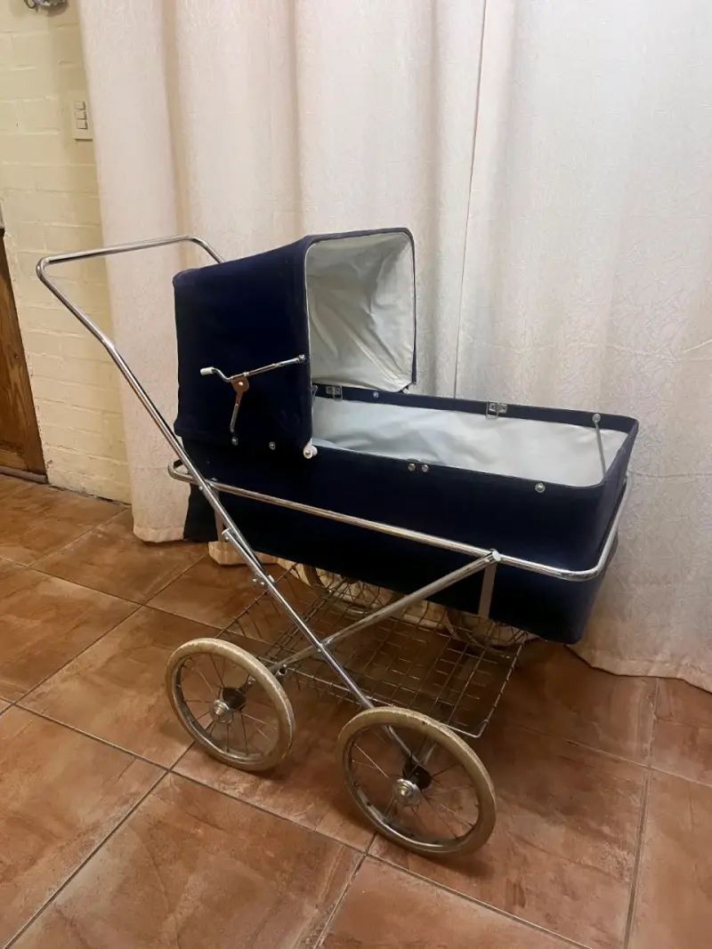 Coche de bebé vintage azul con estructura metálica - 4