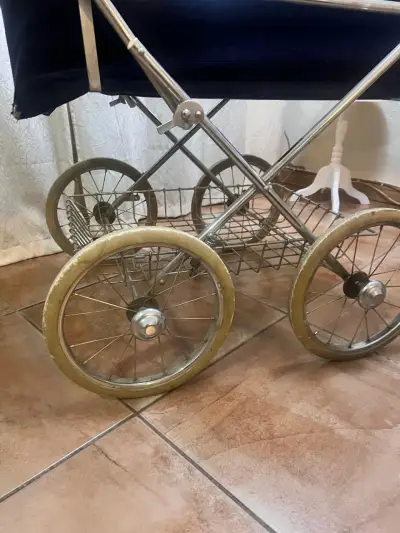 Coche de bebé vintage azul con estructura metálica - miniatura 5