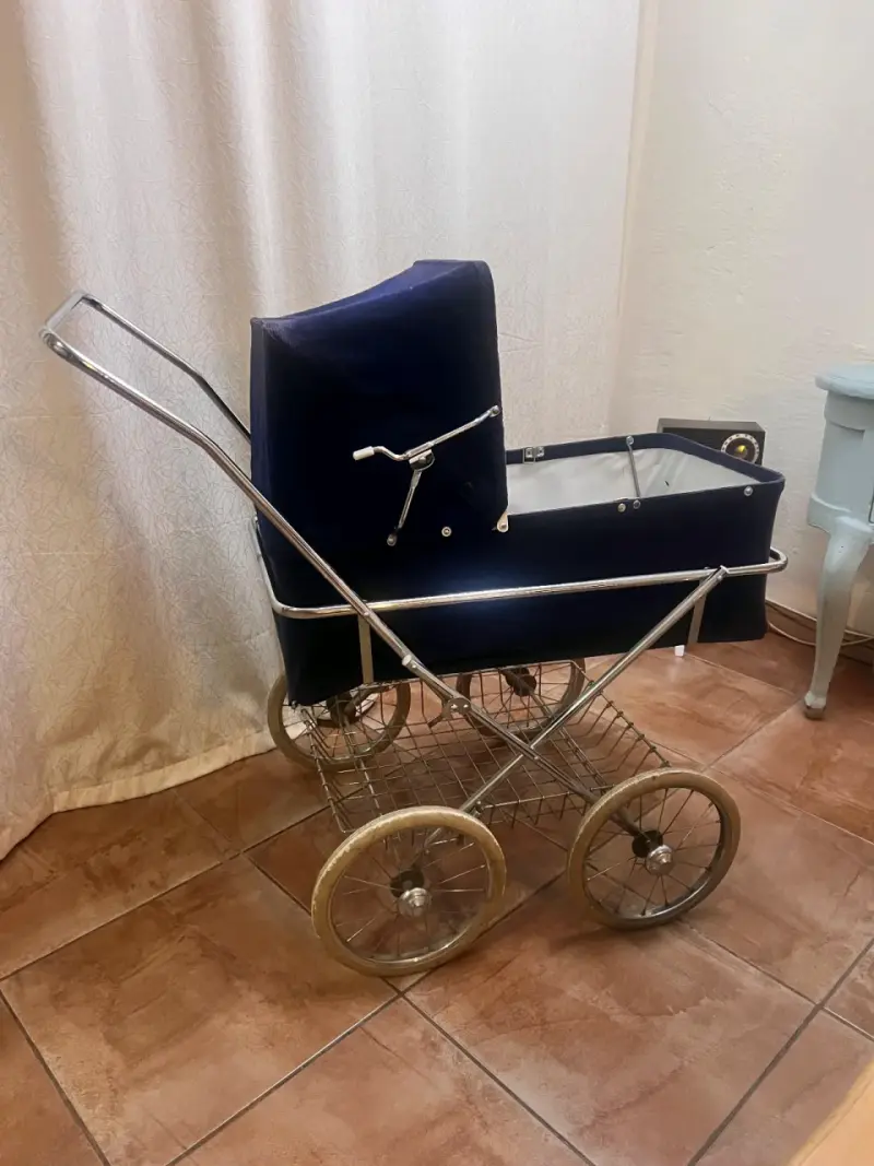 Coche de bebé vintage azul con estructura metálica - 6