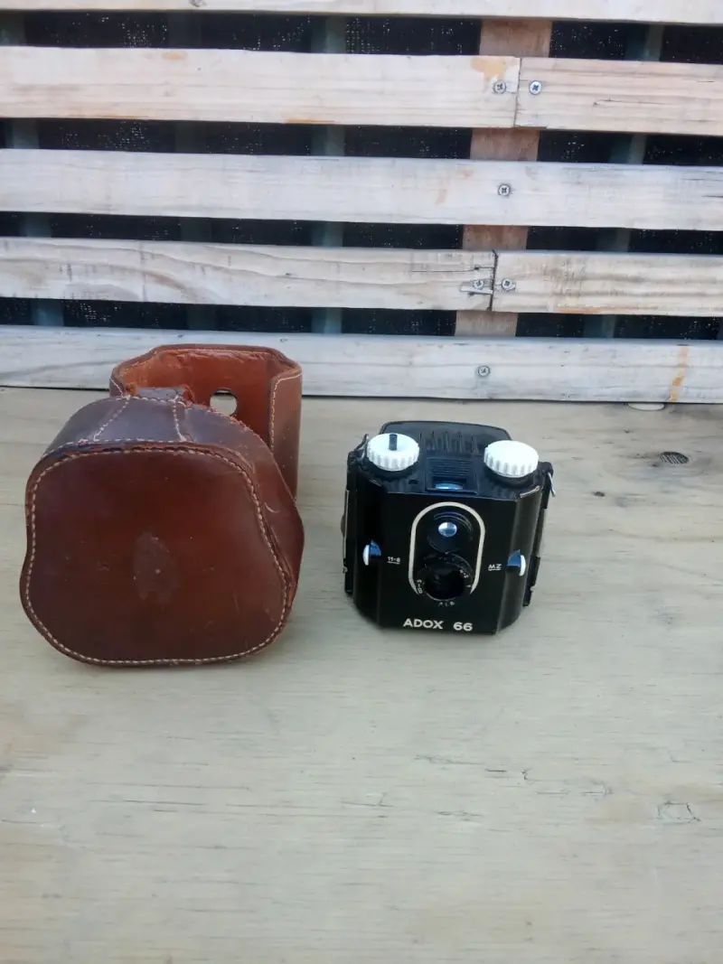 Cámara vintage Adox 66 con estuche de cuero